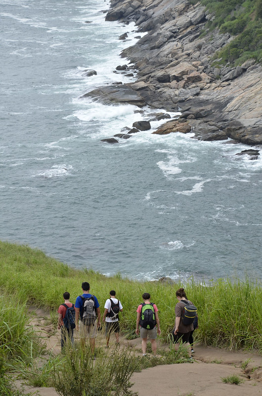 Trilha para praias selvagens