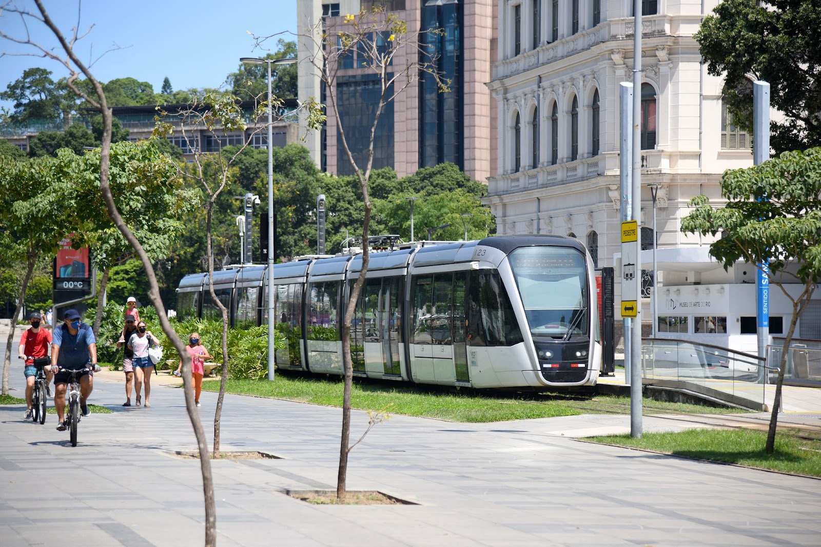 VLT &agrave; la Gare des Mus&eacute;es sur la Place Mau&aacute;